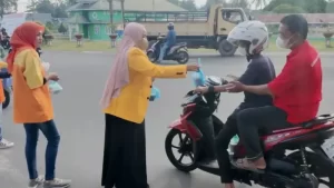 Persatuan Perempuan Kosgoro 1957 Lingga Bagi Bagi Takjil