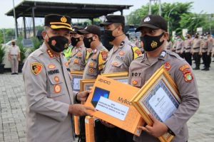 Kapolres Metro Bekasi Kota Kombes Pol Hengki memberikan penghargaan kepada beberapa anggotanya
