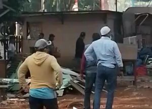 Massa yang mengatasnamakan Pengacara Basir Latuconsina Ratakan Bangunan Pedagang