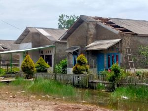 Akibat Hujan dan hantaman angin Empat atap rumah masyarakat Sungai Cambai rusak