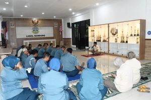 Tingkatkan Iman dan Takwa, Prajurit dan PNS Lanal Bandung Laksanakan Kauseri Agama