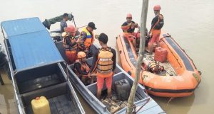 TNI AL Palembang Aksi SAR Dalam Insiden Tenggelamnya TB. Japina Mulya 03 dan TK. Merpati di Perairan Sungai Keladi Banyuasin