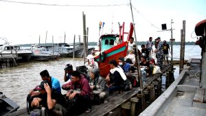 TNI AL Lanal Tanjung Balai Asahan Gagalkan Penyelundupan PMI Ilegal Di Perairan Sarang Helang