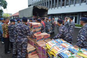 Peduli Kemanusiaan, Lanal Palembang Terjunkan Tim Satgas Operasi Bantuan Bencana Banjir Kabupaten Lahat