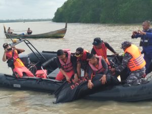Personel TNI AL Lanal TBA, Polairud dan Basarnas Temukan Jenazah Nelayan di Perairan Bagan Asahan