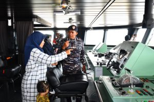 Masyarakat Kalimantan Barat Antusias Berswafoto di Kapal Perang Republik Indonesia