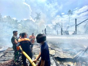 Gerak Cepat, Tim Tanggap Bencana Lanal Simeulue Aksi Padamkan Kebakaran di Simeulue