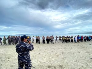 Bersinergi Untuk Lingkungan Pesisir, Pangkalan TNI AL Simeulue Gelar Giat Peduli Kebersihan Pantai
