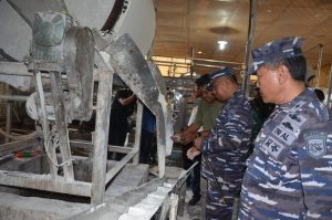Kunjungan Kerja Ke Central Pengolahan Sagu Di Sungai Tohor, Danlanal Dumai Serahkan Sembako Untuk Masyarakat Pesisir