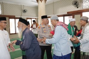 Kapolres Metro Jakarta Barat Kombes Pol M Syahduddi Didampingi Kapolsek Kalideres Akp Syafri Wasdar Melaksanakan Shalat Jumat Berjamaah Bersama Warga