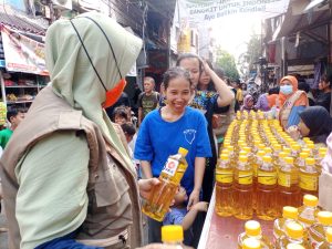 Anggota DPRD DKI Jakarta Fraksi PKS Gelar Bazar Minyak Goreng Murah dan Pelayanan Kesehatan Gratis