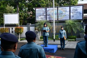 Komandan Lanal Bandung Pimpin Upacara Bendera Tujuh Belasan