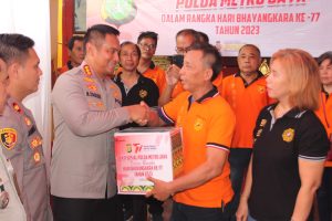 Polres Metro Jakarta Barat Bersama Dengan Polsek Jajaran Melaksanakan Penyaluran Bansos