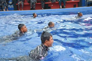 Latih dan Jaga Kebugaran Jasmani, Prajurit Lanal TBA Laksanakan Renang Militer 