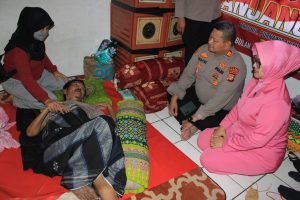 Polsek Kalideres bersama dengan bhayangkari ranting Kalideres melaksanakan anjangsana kerumah purnawirawan personel polsek Kalideres yang sedang mengalami sakit menahun