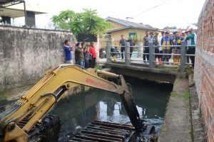 Jaga Kebersihan Lingkungan, Prajurit Pangkalan TNI Angkatan Laut (Lanal) Palembang Laksanakan Gotong Royong di Komplek Arafuru