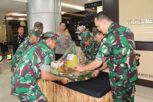 Jajaran Kodim 0503 JB menggeruduk mako Polres metro jakarta barat