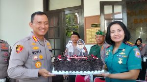 Sinergitas TNI-Polri, Lanal Bandung Beserta Kodim 0618/BS Beri Kejutan ke Polrestabes Kota Bandung Dalam Rangka HUT Bhayangkara Ke-77 Tahun 2023