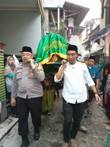Bentuk kepedulian terhadap warga binaannya Bhabinkamtibmas kel Cengkareng Polsek Cengkareng aipda nasir mengunjungi warganya yang meninggal dunia