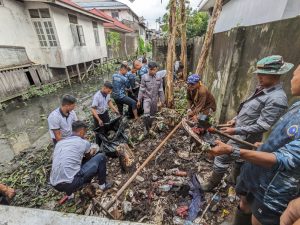 Peduli Lingkungan, Lantamal XII Bersama Dinas PUPR Kota Pontianak Bersihkan Saluran Air