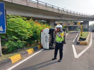 Sebuah kendaraan minibus jenis daihatsu ayla berplat nomor B 1626 HKL mengalami lakalantas pintu keluar tol tomang