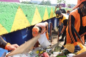 Polres Metro Jakarta Barat bersama dengan polsek jajaran berkolaborasi dengan elemen masyarakat untuk kerja bakti
