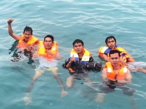 Lanal Bengkulu Sosialisasikan Materi Keselamatan Melaut Bagi Nelayan di Desa Linau