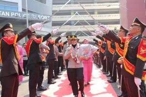 Polres Metro Jakarta Barat menggelar upacara wisuda purna bakti,