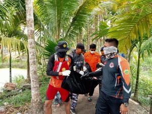 Pos TNI AL Tanjung Datuk Bersama Tim SAR Berhasil Menemukan Jenazah Korban Tenggelam di Perairan Tembilahan Kabupaten Indragiri Hilir Riau