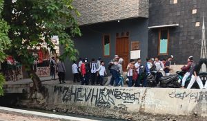 Bhabinkamtibmas Kel taman sari polsek metro taman sari Aiptu A Budiono bersama dengan Bhabinkamtibmas kel maphar Aiptu Sumarno membubarkan kerumunan pelajar yang sedang nongkrong