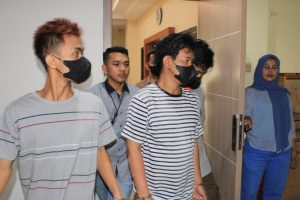 Dituduh sebagai seorang informan polisi seorang pemuda berinisial M (34) asal Kalideres Jakarta Barat menjadi korban penganiayaan yang dilakukan oleh 4 orang pencandu narkoba