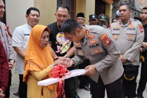 Polres metro jakarta barat melaksanakan kegiatan bakti sosial dengan melakukan peresmian bedah rumah