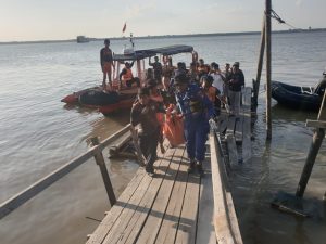 Pos TNI AL Selatpanjang Bersama Tim SAR Gabungan Berhasil Temukan Mayat ABK KM. MI No. 01 Yang Jatuh ke Laut di Perairan Kabupaten Kepulauan Meranti Riau