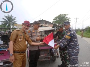 Babinpotmar Lanal TBA Bagikan Bendera Merah Putih Kepada Elemen Masyarakat Pesisir