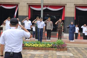 Wakapolres Metro Jakarta Barat Akbp Sarly Sollu menghadiri kegiatan apel gerakan pembagian bendera merah putih