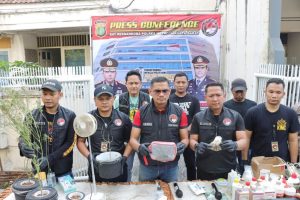 Unit 2 Satuan Reserse Narkoba Polres Metro Jakarta Barat berhasil mengungkap seorang wanita LA (29) pelaku penanam pohon ganja hidroponik
