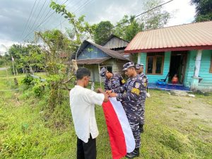 Babinpotmar Lanal Simeulue Sosialisasikan Kepada Warga di 4 Kabupaten Untuk Kibarkan Bendera Merah Putih Serentak