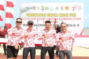 Pembentangan Bendera Merah Putih Oleh TNI-Polri dan Forkopimda Kalsel di Pantai Batakan Baru