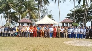 Bersinergi Untuk Lingkungan Pesisir, Lanal Bintan Gelar Bhakti Sosial Bersih Pantai dan Pemberian Bantuan Sosial Kepada Masyarakat Pesisir Dalam Rangka Memeriahkan HUT Ke-78 RI