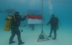 Pangkalan TNI AL Palembang Laksanakan Upacara Pengibaran Bendera Merah Putih Bawah Air