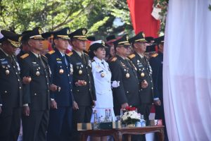 Komandan Lanal Bandung Ikuti Upacara Penurunan Bendera Merah Putih Dalam Rangka Peringatan Hut Ke-78 Kemerdekaan Republik Indonesia Tingkat Provinsi Jawa Barat Tahun 2023