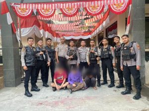 Tim Patroli Perintis Presisi Polres Metro Jakarta Barat mengamankan 3 remaja yang diduga hendak akan melakukan aksi tawuran
