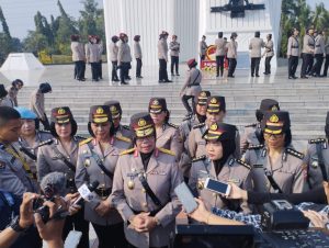 Peringati HUT Ke-75, Polwan Ziarah ke Makam Habibie hingga Ani Yudhoyono