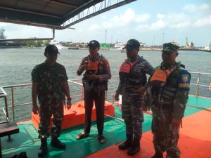 TNI AL Lanal Bengkulu Bantu Pencarian 9 ABK Nelayan Yang Hilang Hanyut Hingga Ditemukan Di Perairan Selolong