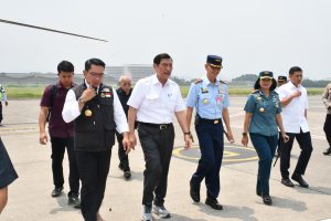 Komandan Lanal Bandung Sambut Kedatangan Menteri Koordinator Bidang Kemaritiman dan Investasi di Bandara Husein Sastranegara 