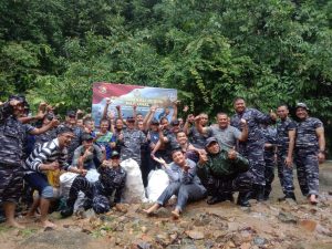 Prajurit Lanal Sibolga dan Masyarakat Tapanuli Tengah Bersihkan Sampah Di Sungai Aek Martolu Desa Rampah