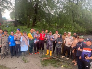 Meriahkan Rangkaian HUT TNI AL, Lanal Simeulue Bersama Pemerintah dan Masyarakat Laksanakan Program Kali Bersih dan Pembagian Jaket Keselamatan Kepada Nelayan