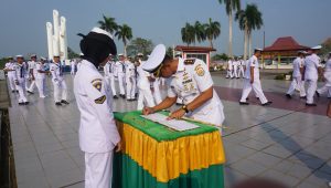 Penuh Khidmat Prajurit Lanal Bengkulu Saat Laksanakan Ziarah Rombongan dan Tabur Bunga Serta Doa Bersama
