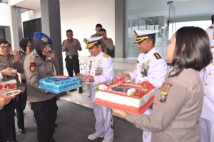 Polres Belawan Bersama Dirpolairud Polda Sumatera Utara Beri Kejutan Lantamal I Dihari Jadi Ke-78 TNI AL