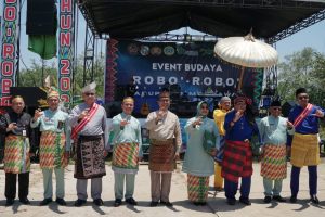 Danlantamal XII Hadiri Pagelaran Adat Robo-Robo dan Menerima Anugerah Pangeran Nata Varuna Nagara oleh Raja Mempawah XIII*